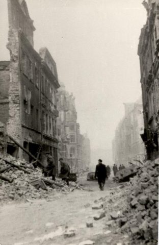 Poznań 1945  na fotografiach  Zbigniewa Zielonackiego – pocztówka 34 z 67