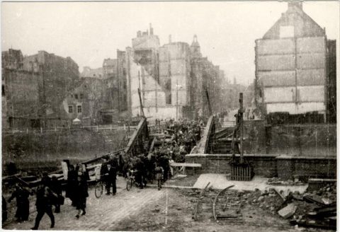 Poznań 1945  na fotografiach  Zbigniewa Zielonackiego – pocztówka 67 z 67